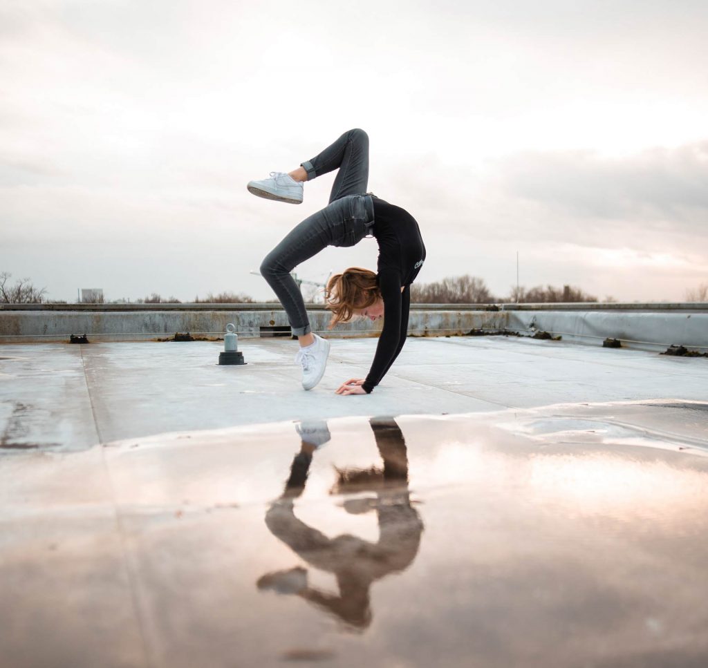 La photo d'une gymnaste souple représentative de la flexibilité des tarifs pour les sites internet créés par notre agence Webflow Marseille.